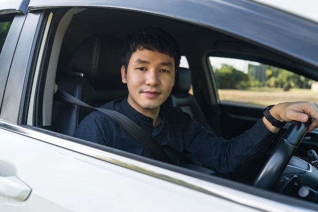 Photo young man driving a car