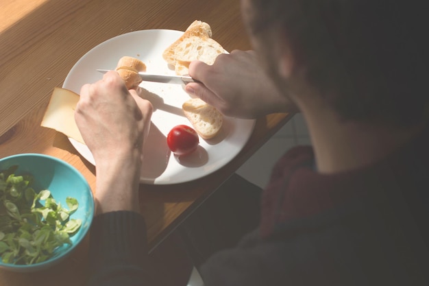 写真 食べている若い男