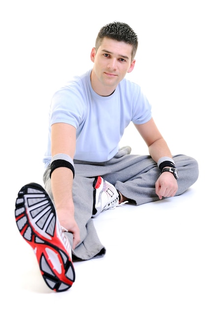 젊은 남자 운동 피트 니스 스포츠 및 strech 스튜디오에서 흰색 절연
