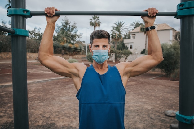 Foto giovane uomo esercizi con maschera facciale all'aperto