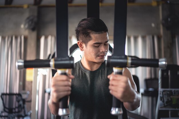 写真 ジムで運動している若い男