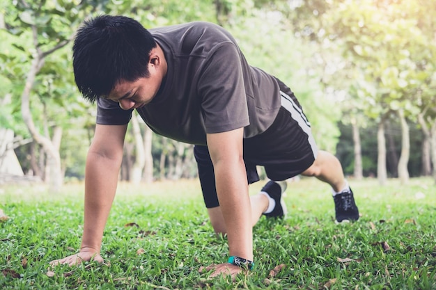 写真 フィールドで運動する若い男