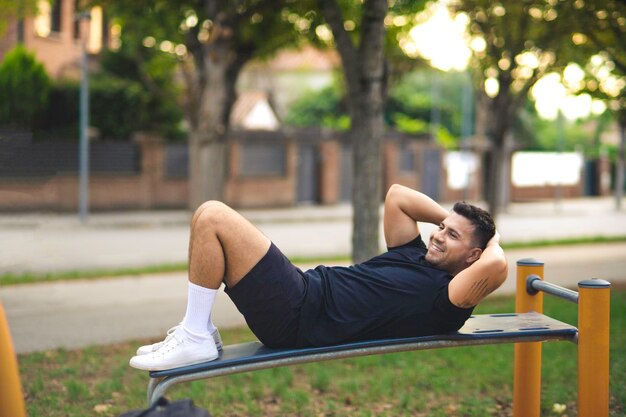 Foto giovane che si esercita in un parco