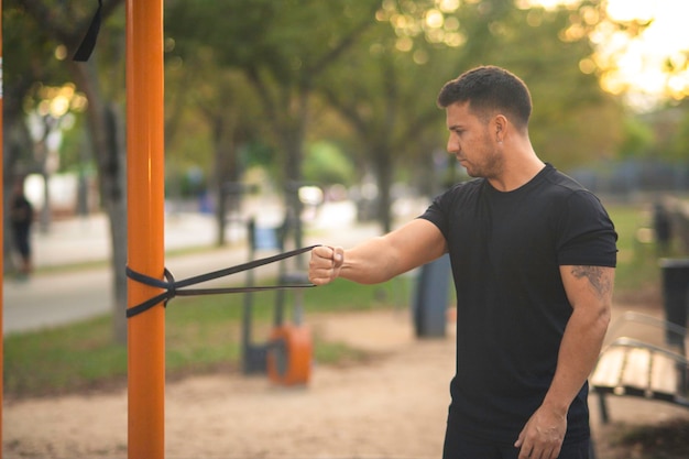 Foto giovane che si esercita in un parco