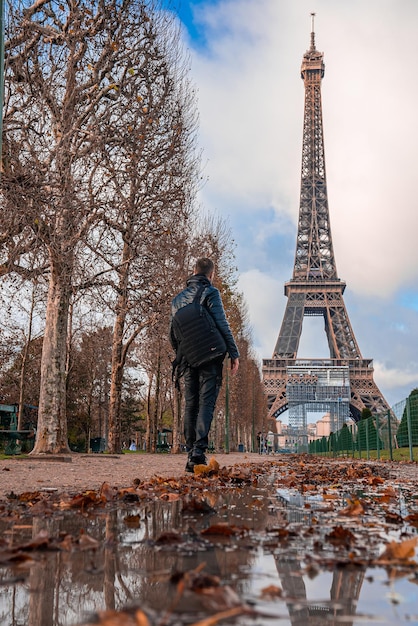 パリとフランスのエッフェル塔を探索する若い男。よい天気。