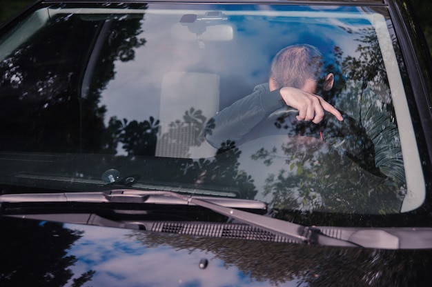 Photo young man fall asleep in a car