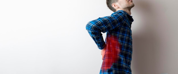 Foto un giovane che sente il terribile dolore, concetto di mal di schiena isolato