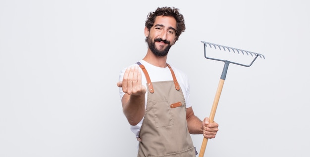 Giovane che si sente felice, di successo e fiducioso, affronta una sfida e dice di portarla avanti! o darti il benvenuto