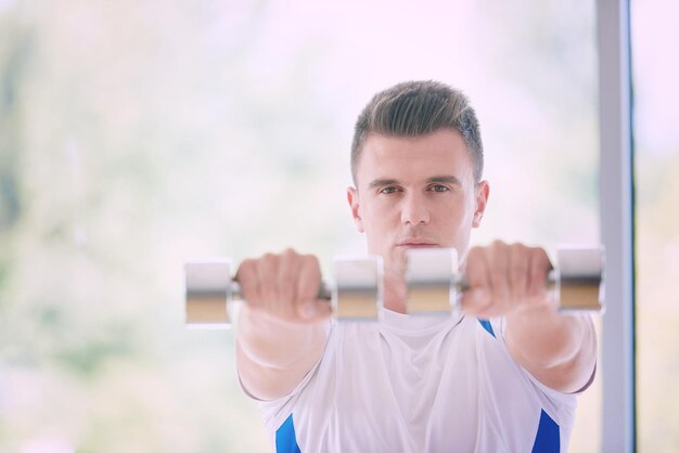 フィンテス スポーツ クラブ運動の重みとリラックスの若い男