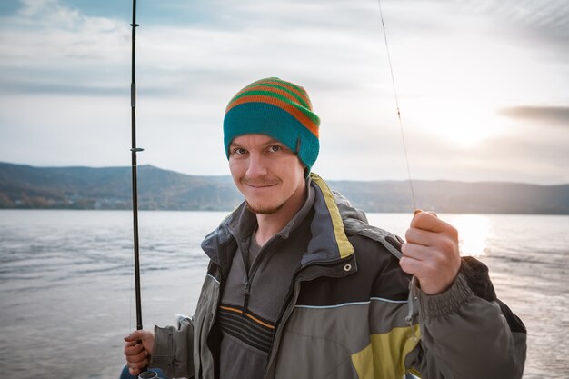 Giovane che pesca in autunno