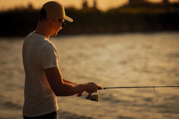 海で釣りをする若い男