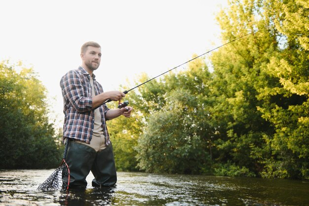 Giovane pesca a mosca all'alba