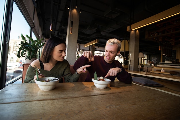 若い男は彼の食事に髪を見つけました