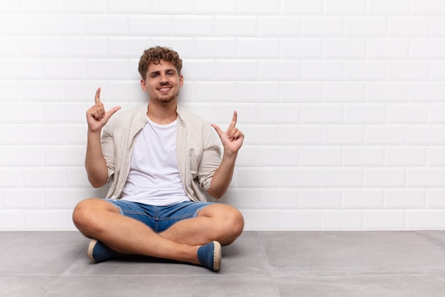 Foto giovane che inquadra o delinea il proprio sorriso con entrambe le mani