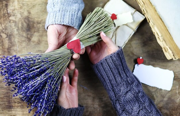 若い男は休日に女の子にラベンダーの花の花束を与えます