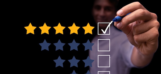 Photo young man giving 5 stars top rating feedback