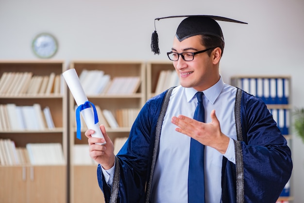 大学を卒業する若い男