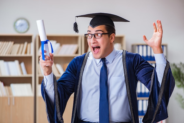 大学を卒業する若い男