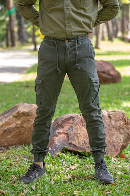 Foto giovane uomo in mutanda verde in piedi nel parco