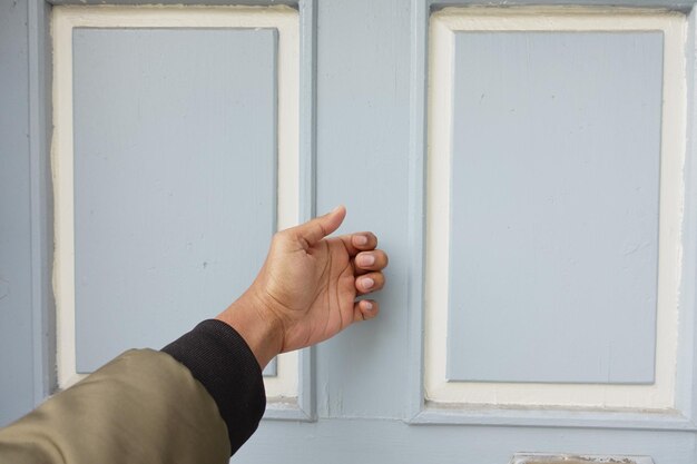 Foto giovane che bussa alla porta con la mano