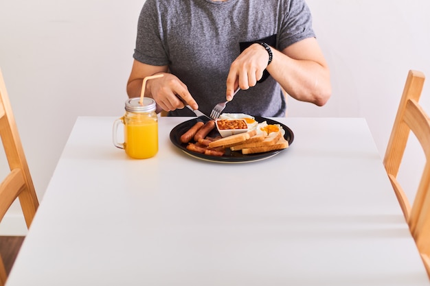 カフェで朝食を食べて若い男