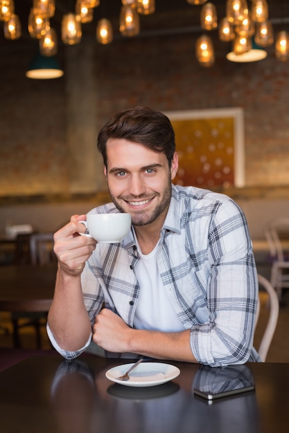 コーヒーを飲んだ若い男