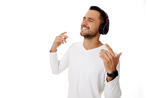 ヘッドホンをかけた若い男が音楽を聴いています