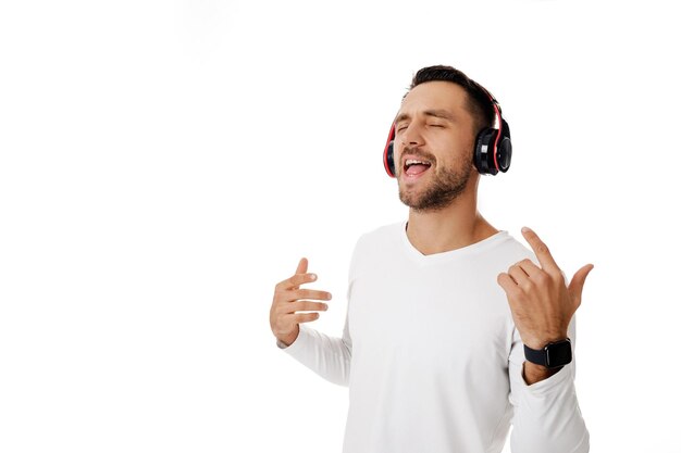 ヘッドホンをかけた若い男が音楽を聴いています
