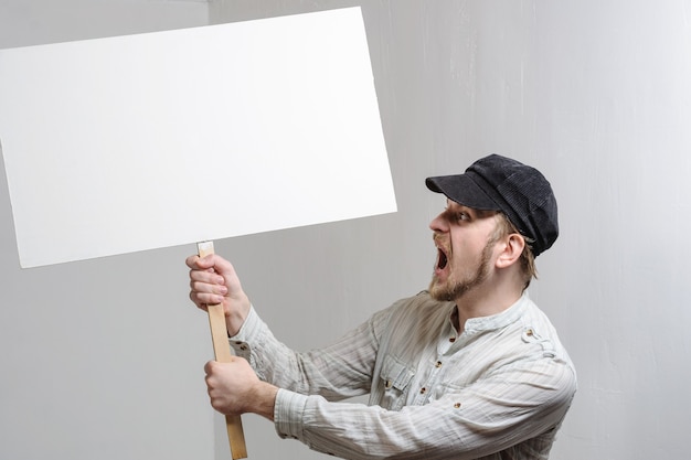 Photo young man holding a blank banner