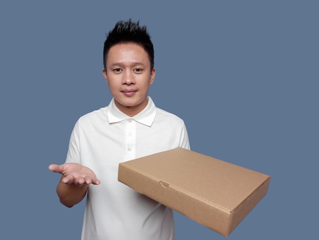 Photo young man holding cardboard box and open palm