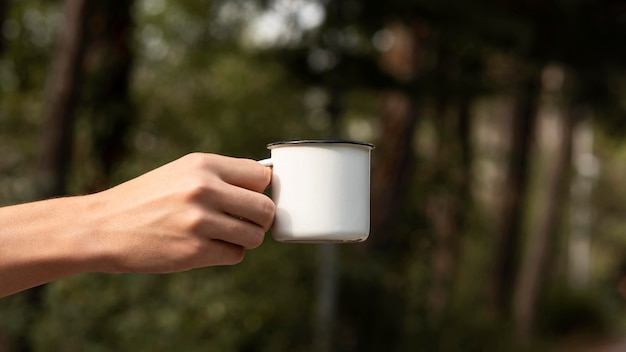 Foto giovane che tiene tazza