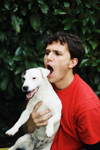 Foto un giovane con un cane.