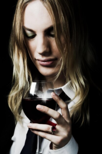 Photo young man holding glass of red vine