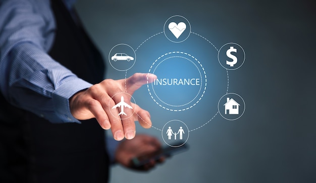 Photo young man holding phone with insurance icon