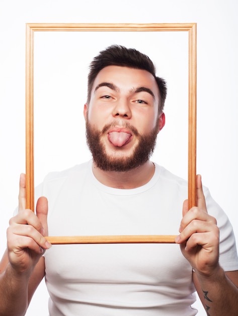 Photo young man holding picture frame