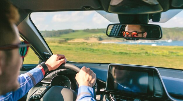 運転を保持している若い男