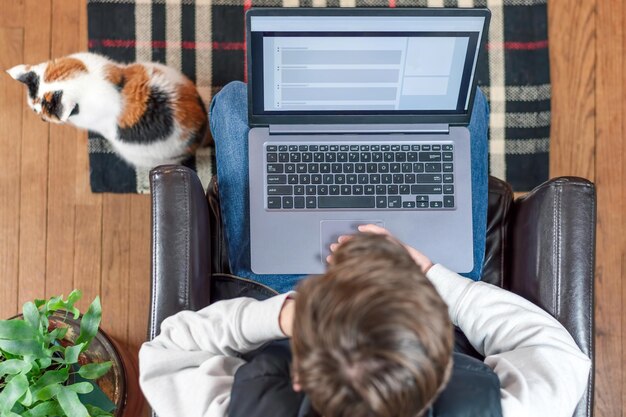 Photo young man at home using laptop