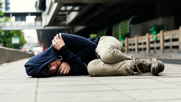 Il giovane senzatetto dorme per strada