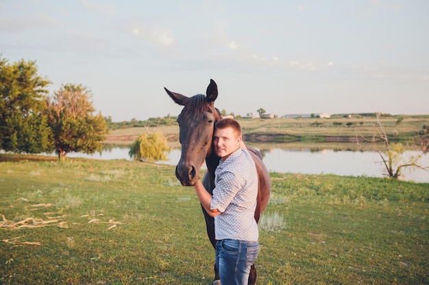 Photo young man and a horse
