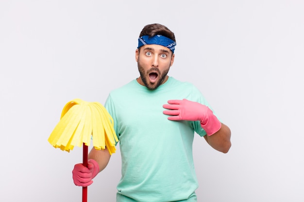 Photo young man housekeeper concept