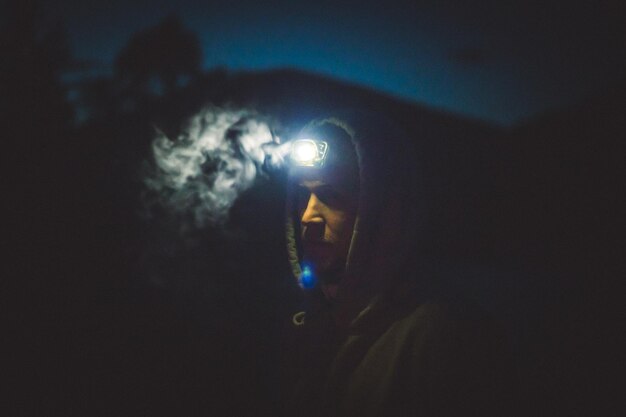 Photo young man in illuminated light