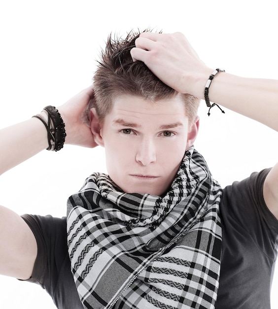 Фото Молодой человек в футболке и шарфе, изолированный на белом