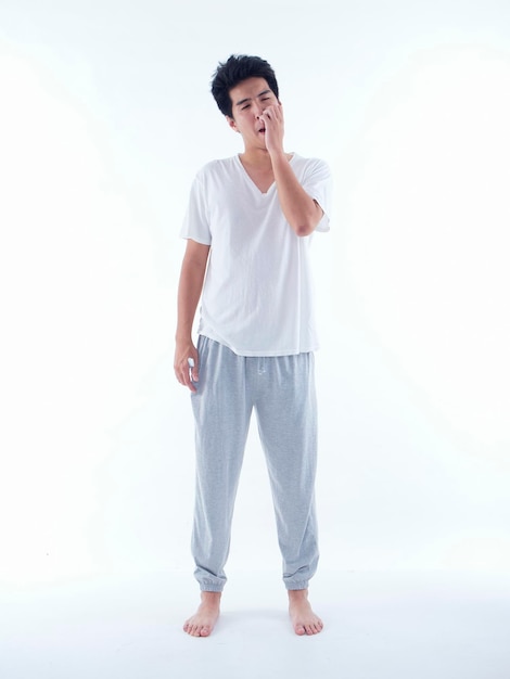 Фото Молодой человек в пижаме на белом фоне