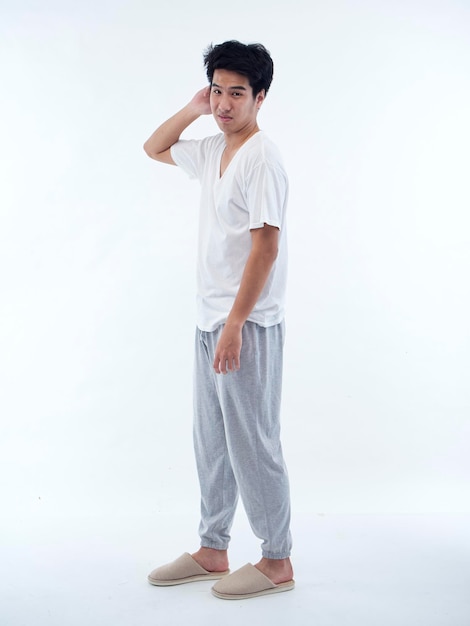 Фото Молодой человек в пижаме на белом фоне