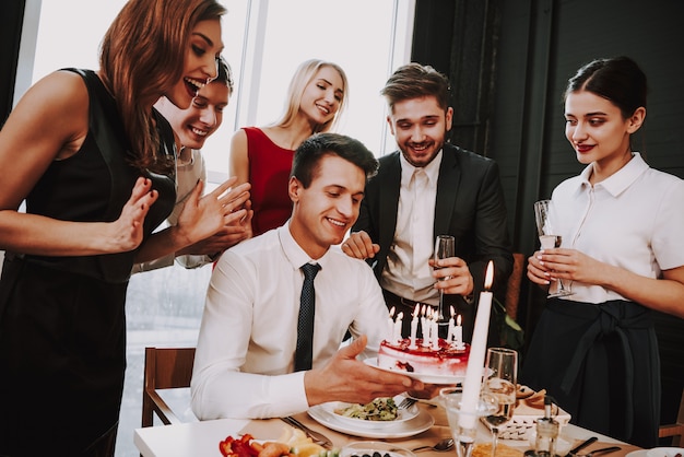 Il giovane sta celebrando il compleanno con la società.