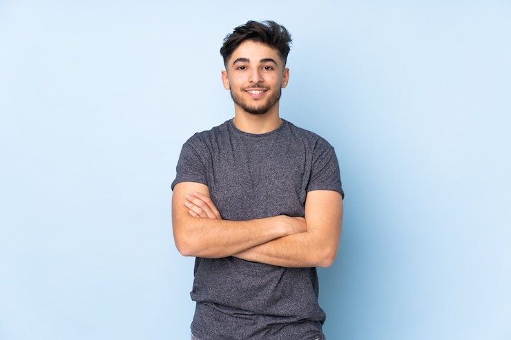 Photo young man isolated on blue