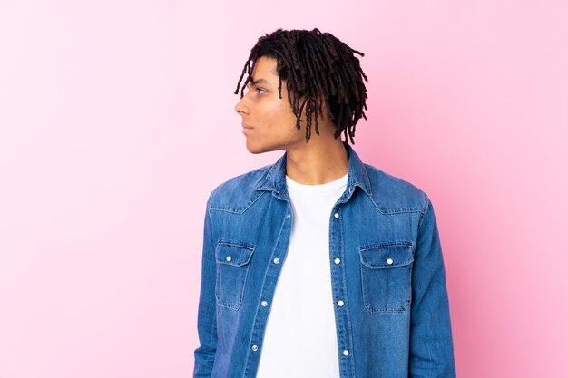 Photo young man over isolated pink wall