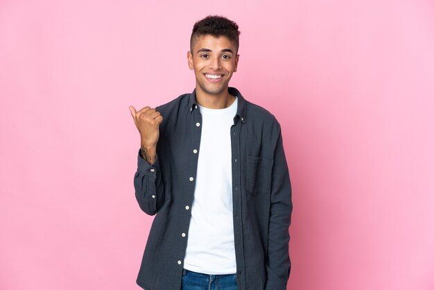 Photo young man isolated pointing to the side to present a product