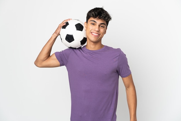 Молодой человек на изолированном белом с футбольным мячом