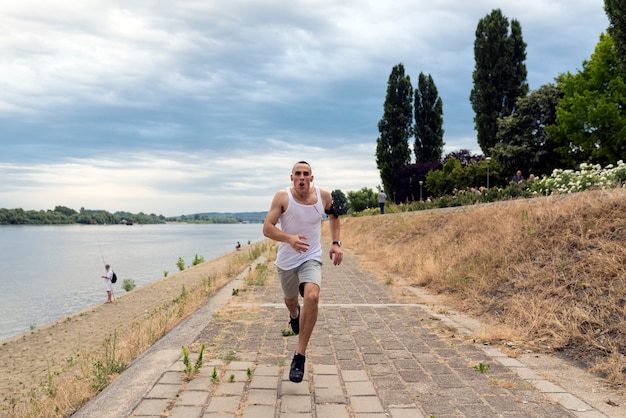 Giovane che pareggia nel parco stile di vita sano.